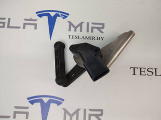 Датчик уровня пневмоподвески (положения кузова) передний левый Tesla Model S 1 поколение [рестайлинг] 2017, 1027941-00