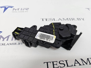 Электропривод бардачка Tesla Model S 1 поколение [рестайлинг] 2017, 1002299-00