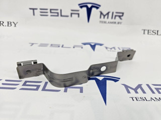 кронштейн крепления подкрылка переднего левого Tesla Model 3 1 поколение 2020, 1104540-00