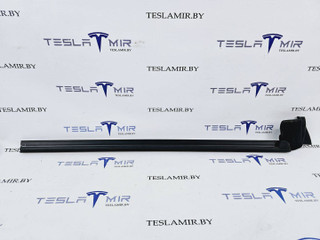 Уплотнитель стекла Tesla Model Y 1 поколение 2021, 1500062-00