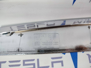 Накладка хром люверса правая верхняя Tesla Model S 1 поколение [рестайлинг] 2019, 1056380-00