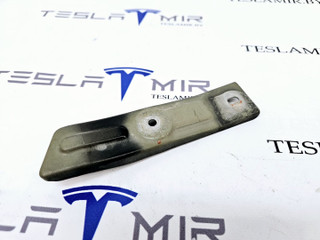 крепление ( кронштейн ) крыла Tesla Model S 1 поколение [рестайлинг] 2017, 6009030-S0