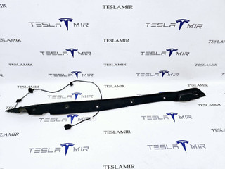 Уплотнитель крышки багажника с датчиком правый Tesla Model X 1 поколение 2018, 1056300-00, 1042393-00