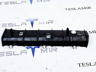Кронштейн крепления обшивки багажника левый Tesla Model Y 1 поколение 2021, 1628707-00