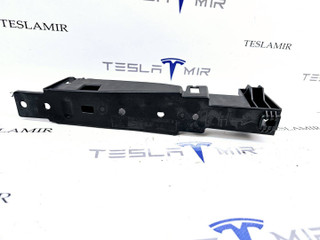 Кронштейн крепления обшивки багажника левый Tesla Model Y 1 поколение 2021, 1552218-00