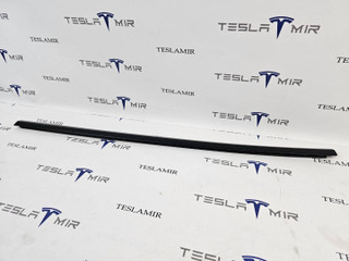 молдинг двери задней левой Tesla Model 3 1 поколение 2022, 1080745-00, 1080745-01