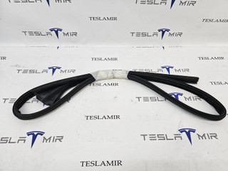 уплотнительная резинка на крышу левая Tesla Model Y 1 поколение 2021, 1497677-00