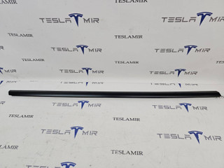 молдинг двери передней правой Tesla Model Y 1 поколение 2022, 1621165-00