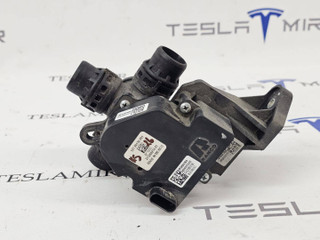 Клапан 3-х ходовой системы охлаждения Tesla Model S 1 поколение [2-й рестайлинг] 2022, 1593942-50, 1593942-00