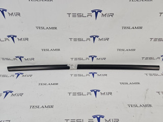 молдинг двери передней левой Tesla Model Y 1 поколение 2021, 1495710-00
