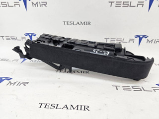 Кронштейн крепления стойки B правый верхний Tesla Model X 1 поколение 2018, 1055012-06