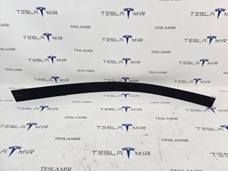 молдинг двери передней правой Tesla Model X 1 поколение 2018, 1035120-00