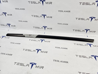 молдинг двери передней левой Tesla Model 3 1 поколение 2023, 1080681-00