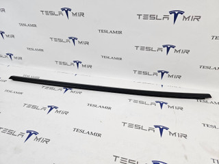 молдинг двери задней левой Tesla Model 3 1 поколение 2023, 1080745-00