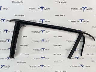 Уплотнитель стекла Tesla Model X 1 поколение 2018, 1032277-00