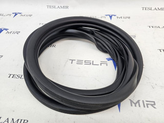 Уплотнитель резиновый бокса капота (корыта) Tesla Model 3 1 поколение 2021, 1090492-00