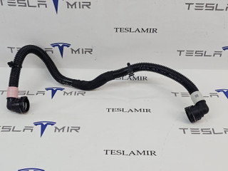 Патрубок системы охлаждения пластиковый передний Tesla Model Y 1 поколение 2024, 1504722-00, 1631596-00