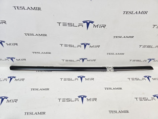 молдинг двери передней правой Tesla Model Y 1 поколение 2024, 1621165-00