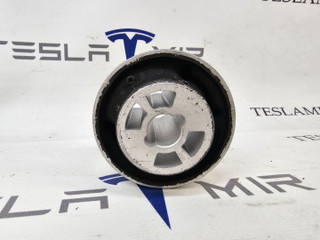 Сайлентблок переднего рычага (банана) Tesla Model 3 1 поколение 2021, 1044358-00