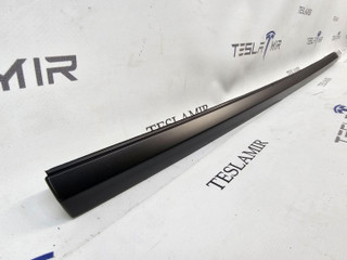 молдинг двери передней правой Tesla Model Y 1 поколение 2024, 1495711-00