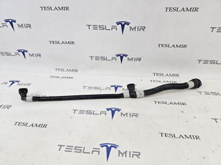 Патрубок системы охлаждения пластиковый передний правый Tesla Model Y 1 поколение 2024, 107757600