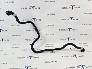 Шланг системы охлаждения заднего мотора Tesla Model 3 2 поколение 2024, 1077595-00