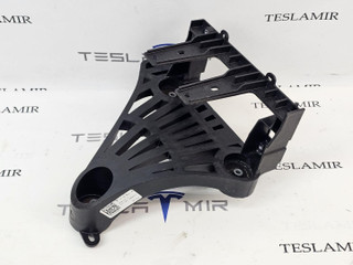 кронштейн компрессора кондиционера Tesla Model Y 1 поколение 2025, 1673627-00, 1667014-00