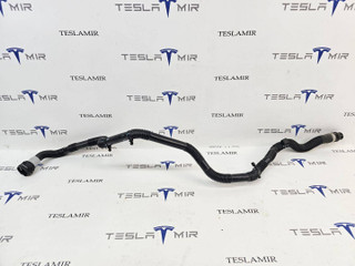 Патрубок системы охлаждения пластиковый передний Tesla Model 3 2 поколение 2025, 1501334-00, 1647666-00