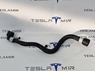 Патрубок системы охлаждения пластиковый передний Tesla Model 3 2 поколение 2025, 1501325-00
