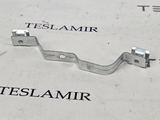 кронштейн крепления подкрылка переднего правого Tesla Model 3 1 поколение 2020, 1104541-00