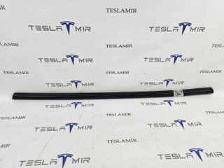 молдинг двери задней левой Tesla Model 3 1 поколение 2023, 1080745-00
