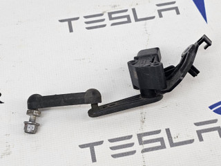 Датчик уровня пневмоподвески (положения кузова) передний левый Tesla Model S 1 поколение [2-й рестайлинг] 2022, 1420941-00, 1420944-00