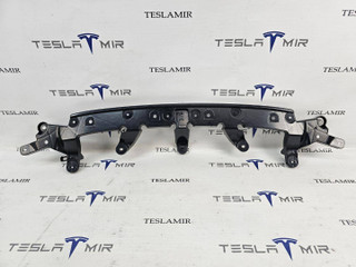 Кронштейн накладки (логотипа) V-образной гриля передний Tesla Model X 1 поколение 2018, 1047020-00