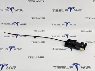 Электропривод (активатор, актуатор) замка капота Tesla Model S 1 поколение [рестайлинг] 2018, 1061814-00