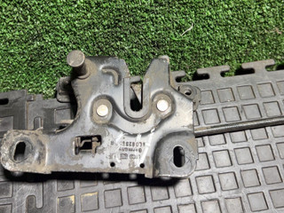замок капота Volkswagen Golf 4 поколение 1999, 8L0828509B