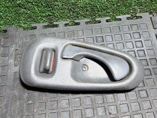 ручка внутренняя передняя правая Mitsubishi L200 3 поколение 2000