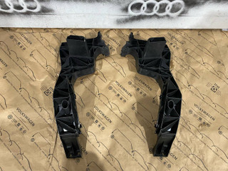 крепление фары правой Audi Q8 4M 2021, 4M8805608C