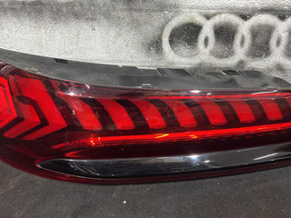 фонарь крышки багажника левый Audi Q7 4M [рестайлинг] 4M 2023, 3.0 л., DCBD, бензин, АКПП, m7q, внедорожник 5 дв., полный привод, 4M0945307C