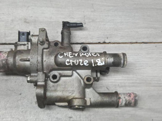 корпус термостата Chevrolet Cruze 1 поколение (2009 - 2012), 1.8 л., F18D4, бензин, 96984103, 55353311, 25199824, 25192230, 25192228