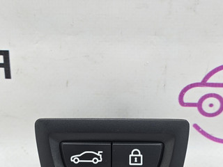 кнопка открытия багажника BMW X5 F15 2013, 3.0 л., N57 D30 A, дизель, АКПП, mineralweiss metallic (a96), внедорожник 5 дв., полный привод, правый руль, 61319275121, 9275121, 61319162645, 9162645
