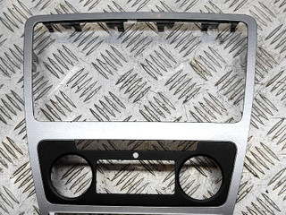 рамка под магнитолу Skoda Octavia RS 2 поколение [рестайлинг] 2011, 2.0 л., TDi, CEGA, дизель, робот, белый, универсал, передний привод, правый руль, 1Z0858069DF