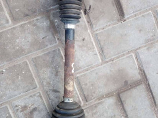 полуось передняя левая (приводной вал, ШРУС) Volkswagen Polo 4 поколение 2002, 1.2 л., бензин, МКПП