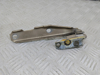 петля капота правая Audi A6 4B/C5 (1997 - 2001), 1.8 л., AJP, бензин, 5МКПП, кофейный, седан, передний привод, 4B0823302D