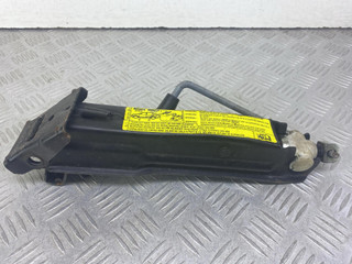 домкрат Skoda Octavia 1 поколение (A4) [рестайлинг] 1U 2001, 2.0 л., AQY, бензин, 5МКПП, черный, универсал, передний привод, 1U0011031A