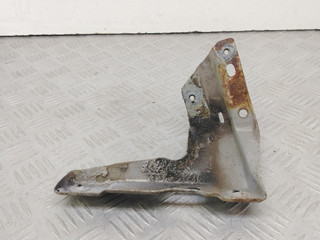 крепление ( кронштейн ) крыла Volkswagen Bora 1 поколение 1J2 (1998 - 2005), 1.6 л., BCB, бензин, МКПП, серебро, седан, передний привод, 1J0821135