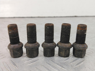болт колесный Volkswagen Bora 1 поколение 1J2 (1998 - 2005), 1.6 л., BCB, бензин, МКПП, серебро, седан, передний привод