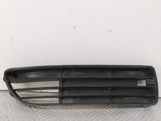 заглушка (решетка) в бампер Audi A4 B5 (1994 - 1999), 1.6 л., бензин, МКПП, серебро, седан, передний привод, 8D0807346G