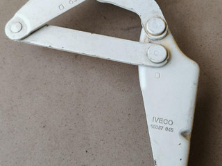 петля капота правая IVECO Daily 4 поколение 35C15 2008, 3.0 л., F1CE0481F, дизель, МКПП, фургон, задний привод, 56087045, 504058770