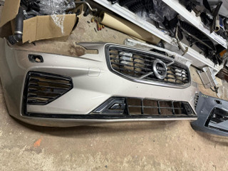 бампер передний Volvo V60 2 поколение 2019, 2.0 л., D4204T16, дизель, АКПП, универсал, правый руль, 31690530