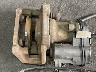 суппорт задний правый BMW X3 F25 2012, 3.0 л., i, N55 B30 A, бензин, АКПП, черный, внедорожник 5 дв., полный привод